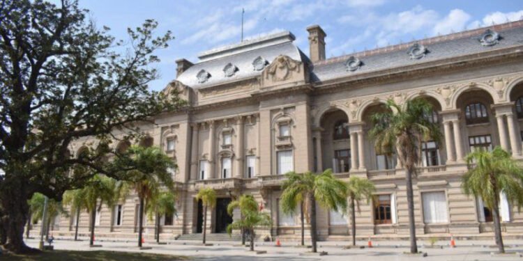 Desde la provincia insisten con que debería suspenderse el fútbol para evitar aglomeraciones