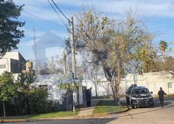 Una adulta mayor fue hallada muerta sentada en el patio de su casa