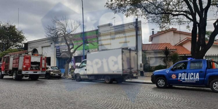 Tomó fuego un camión de reparto en avenida Santa Fe