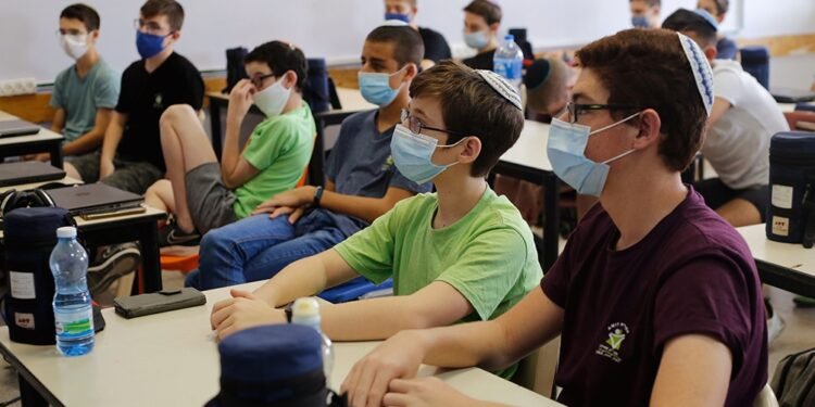 Israel vuelve a imponer el barbijo obligatorio en lugares cerrados