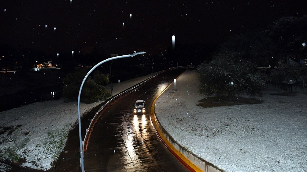 Los accesos a Córdoba capital, completamente nevados.