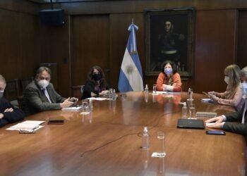 Acordaron acelerar las segundas dosis en mayores de 40 y personas con riesgos