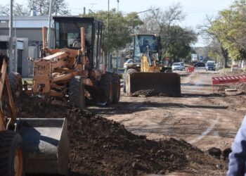 Realizan trabajos de pavimentación en el barrio Los Nogales