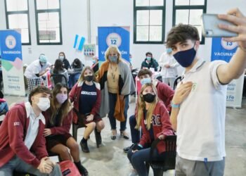 En la provincia ya vacunan a menores de entre y 17 años sin comorbilidades