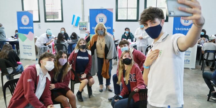 En la provincia ya vacunan a menores de entre y 17 años sin comorbilidades