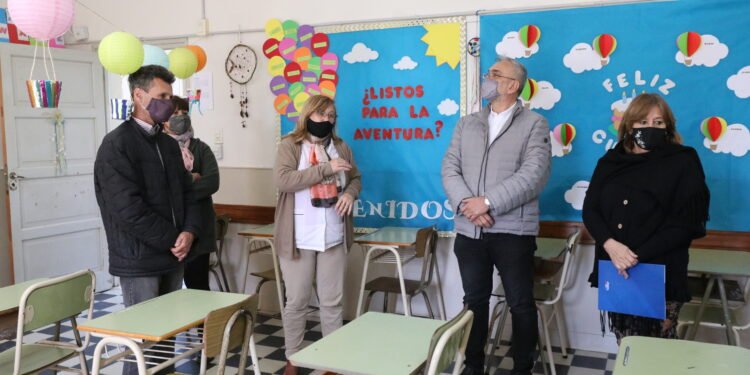 Provincia entregó aportes para mejorar condiciones de una escuela en Tacural