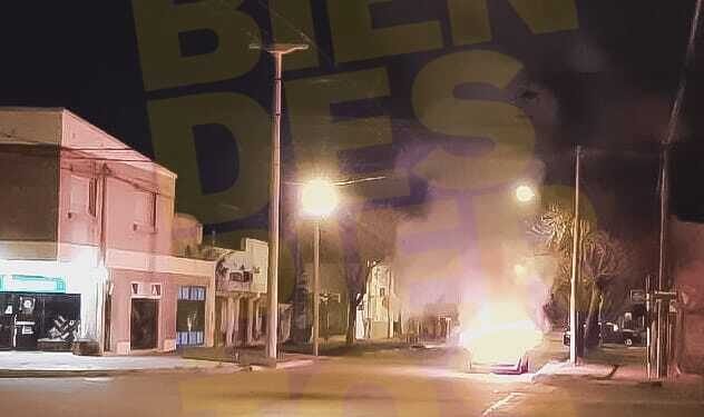 Un incendio consumió a un remise en el barrio 9 de Julio y generó gran preocupación