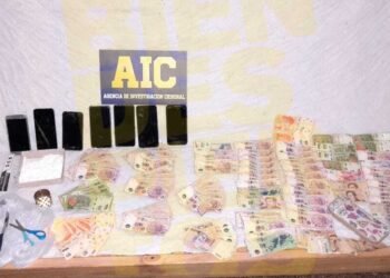 Marihuana, cocaina, dinero y celulares, los secuestros en el allanamiento en Villa Dominga