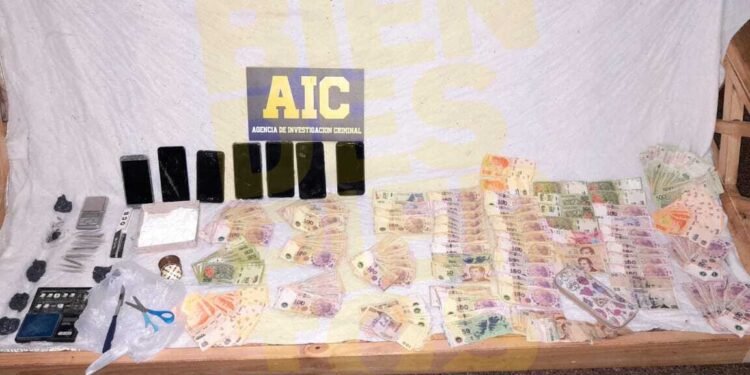 Marihuana, cocaina, dinero y celulares, los secuestros en el allanamiento en Villa Dominga