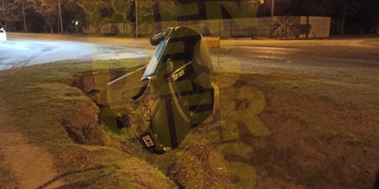 Conductor venía «pasado» y se cayó a un zanjón