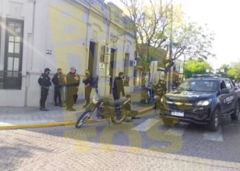 Detuvieron a dos sujetos que llevaban marihuana en pleno centro de la ciudad