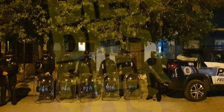 Sucede esta noche: la Federal allana un kiosco con «anexo» narco