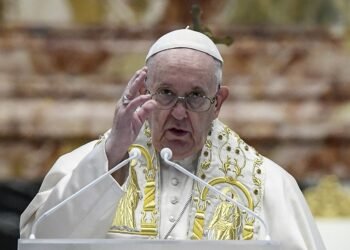Francisco denunció que dentro del Vaticano lo «querían muerto» tras su operación de colon