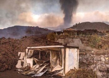 El volcán Cumbre Vieja de Canarias volvió a lanzar cenizas