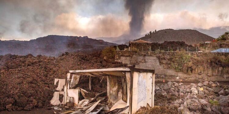 El volcán Cumbre Vieja de Canarias volvió a lanzar cenizas
