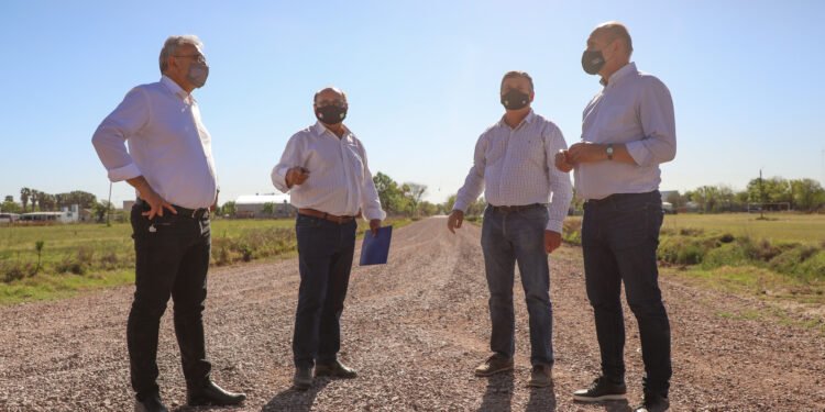 Perotti firmó convenios en Ramona y Aldao para Caminos de la Ruralidad