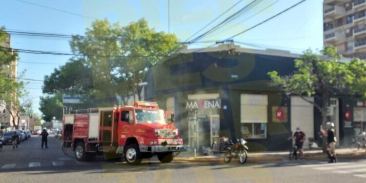 Bomberos intervinieron en un siniestro en pleno centro de la ciudad