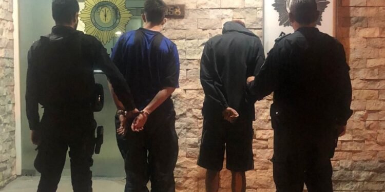 La GUR sorprendió a jóvenes haciendo pintadas con grafitis en el edificio de la EPE