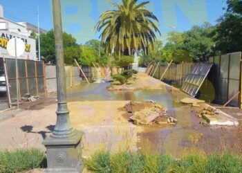 ALERTA: Rompieron un caño de agua en la obra del centro y hay calles anegadas