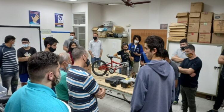 Entregaron certificados a quienes realizaron el curso de reparación de bicicletas