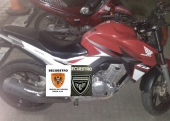 Iban en una moto robada y con un arma blanca