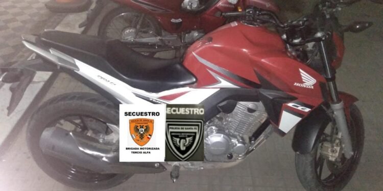Iban en una moto robada y con un arma blanca