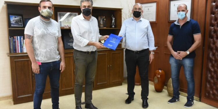 Calvo entregó recursos para el Festival del Teatro y la Maratón 21K