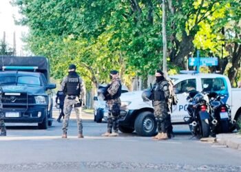 Tomó de rehén a un amigo, se atrincheró 10 horas y lo mataron al irrumpir la policía