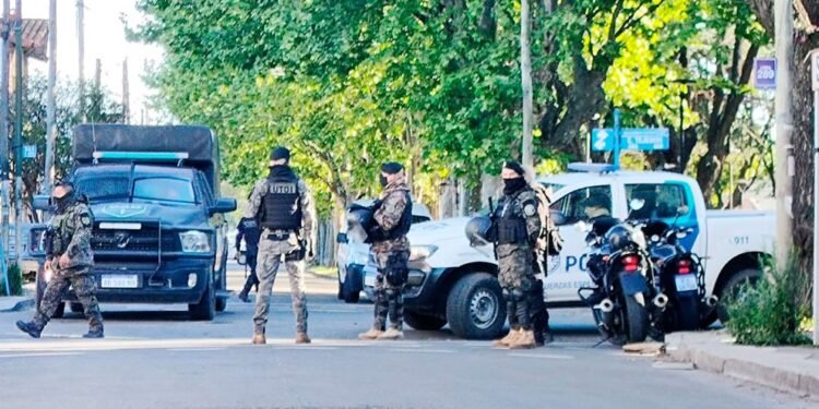 Tomó de rehén a un amigo, se atrincheró 10 horas y lo mataron al irrumpir la policía