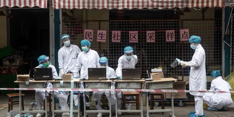 China cancela cientos de vuelos por nuevos brotes de coronavirus