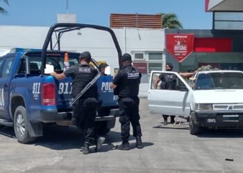 La policía local detuvo a tres personas que portaban sustancias estupefacientes