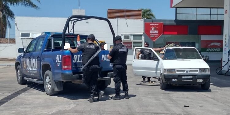 La policía local detuvo a tres personas que portaban sustancias estupefacientes