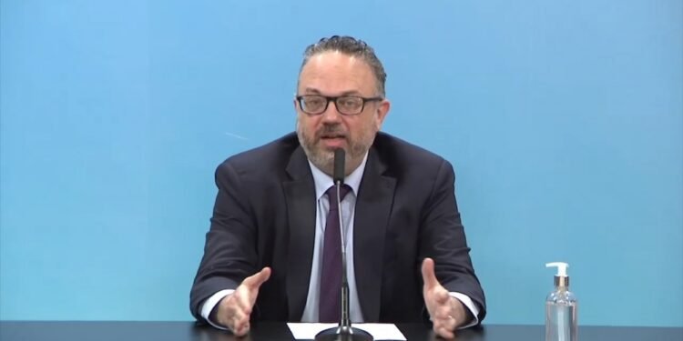 Kulfas afirmó que «se está evaluando» modificar la prohibición de despidos y la doble indemnización