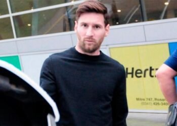 Messi llegó desde París junto a Di Maria y Paredes para lucir la camiseta argentina