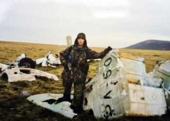 Un soldado británico devolvió a la Argentina los restos de un avión derribado en Malvinas