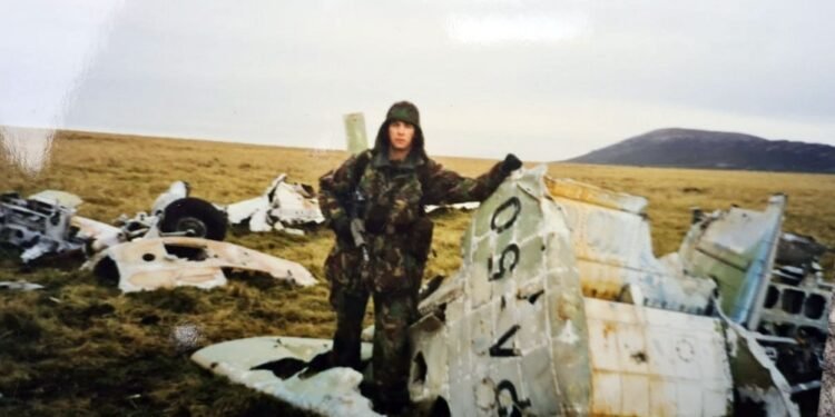 Un soldado británico devolvió a la Argentina los restos de un avión derribado en Malvinas