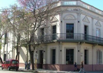 Uno por uno, cómo es la situación en los colegios afectados por el brote de COVID