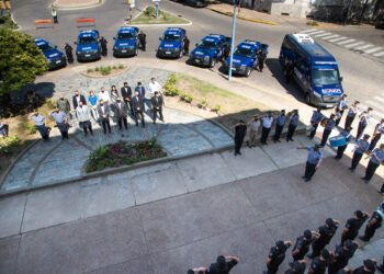 En el acto por los 130 años de la policía local entregaron 8 camionetas y dos minibuses
