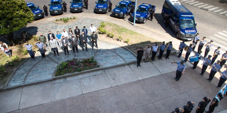 En el acto por los 130 años de la policía local entregaron 8 camionetas y dos minibuses