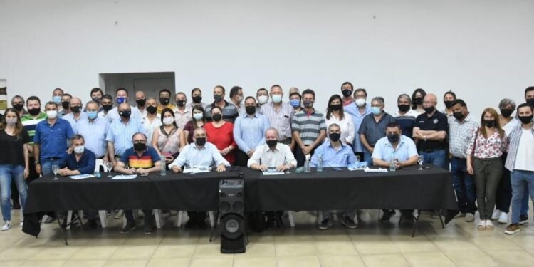 Apoyo a Perotti: Calvo se reunió con dirigentes del departamento Castellanos