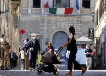 Italia evalúa hacer obligatoria la vacuna para quienes trabajen en contacto con público