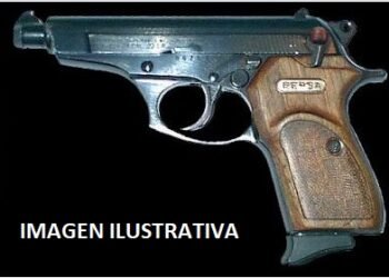 Encontró una pistola cargada en el patio de su casa
