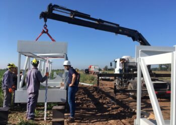 Instalan un puente para que el acueducto Desvío Arijón-Rafaela cruce el Bajo Peretti
