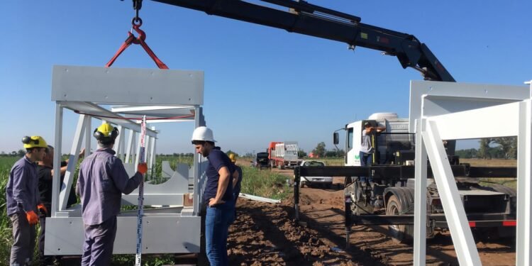 Instalan un puente para que el acueducto Desvío Arijón-Rafaela cruce el Bajo Peretti