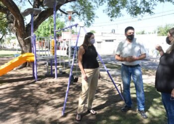 Renuevan juegos infantiles en plazas y paseos públicos