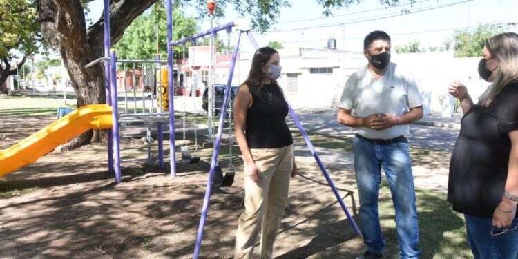 Renuevan juegos infantiles en plazas y paseos públicos