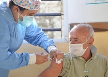 Anunciaron la aplicación de una tercera dosis a personal de salud y mayores de 70 años