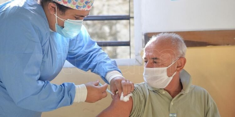 Anunciaron la aplicación de una tercera dosis a personal de salud y mayores de 70 años