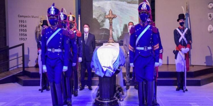 Los restos de Juan Manuel Fangio fueron trasladados a un Mausoleo