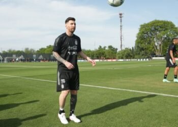 Messi entrenó normalmente y será titular ante Uruguay